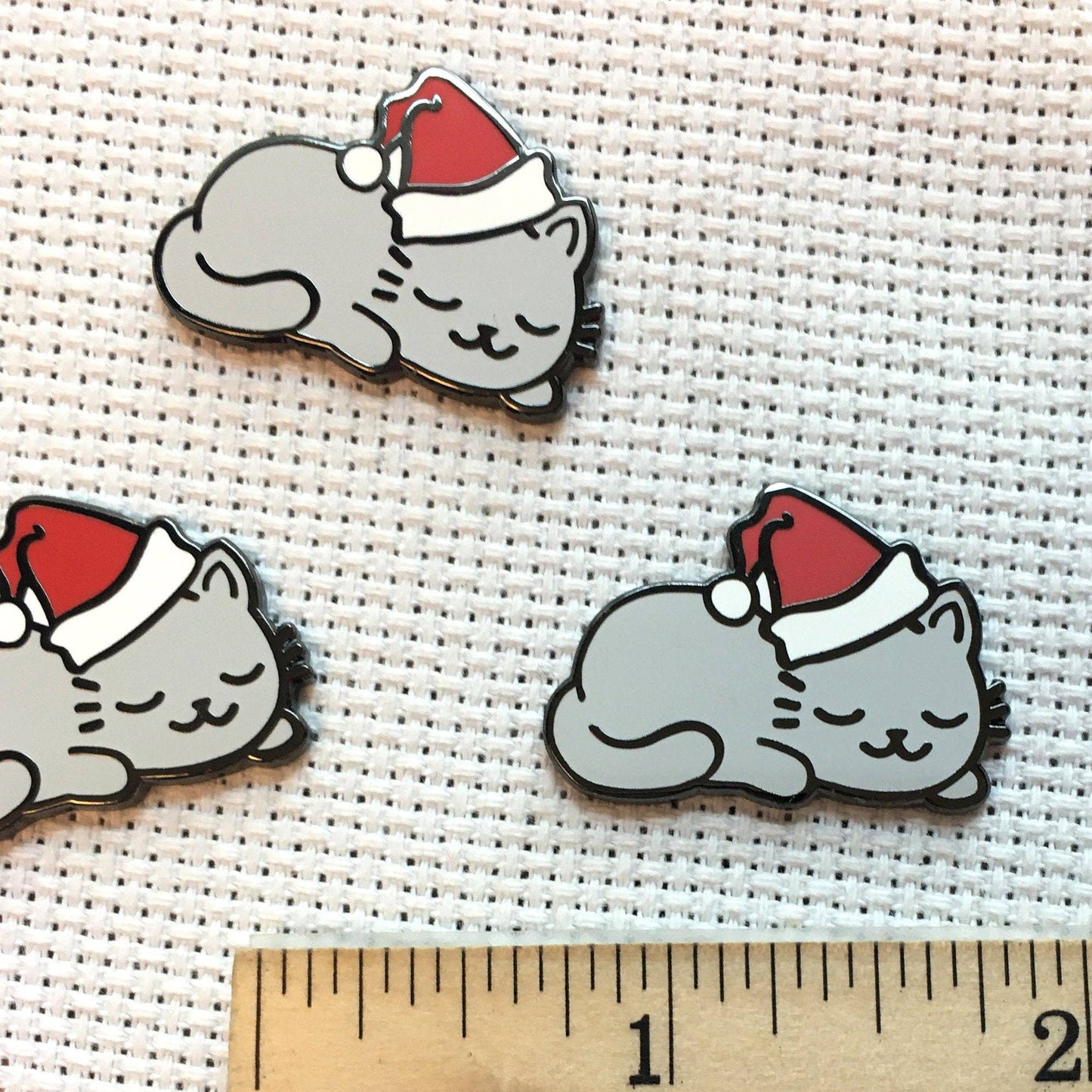 Sleepy Christmas Kitty Magnetic Enamel Needle Minder