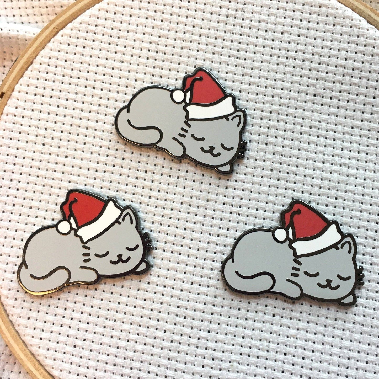 Sleepy Christmas Kitty Magnetic Enamel Needle Minder