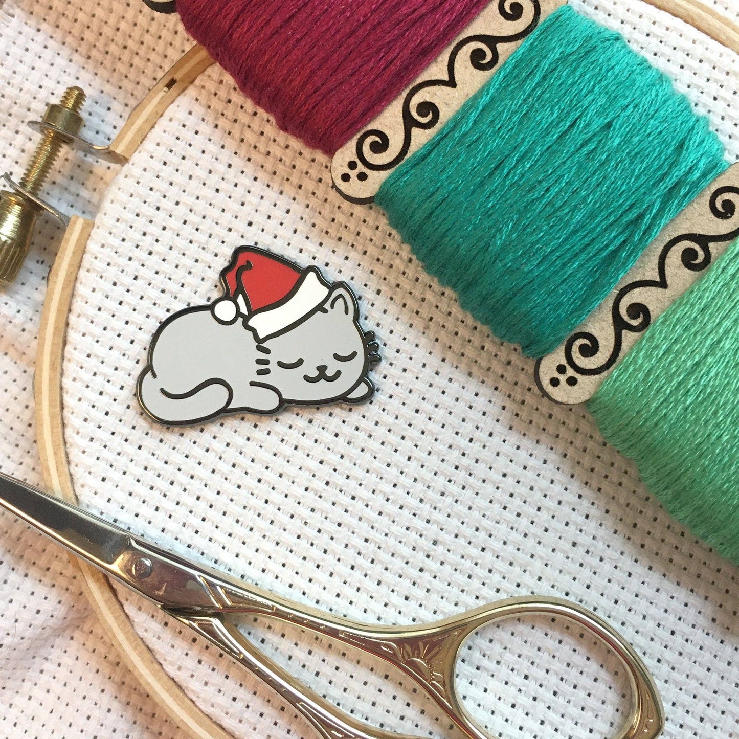 Sleepy Christmas Kitty Magnetic Enamel Needle Minder