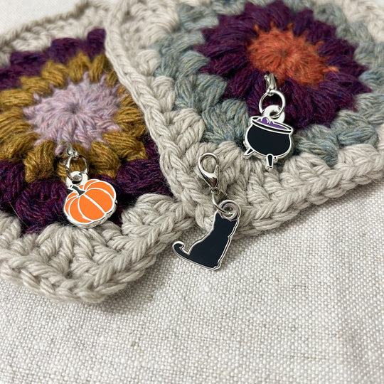Witch's Familiar Black Kitty Clip In Charm / Progress Keeper / Stitch Marker - Silver or Rose Gold