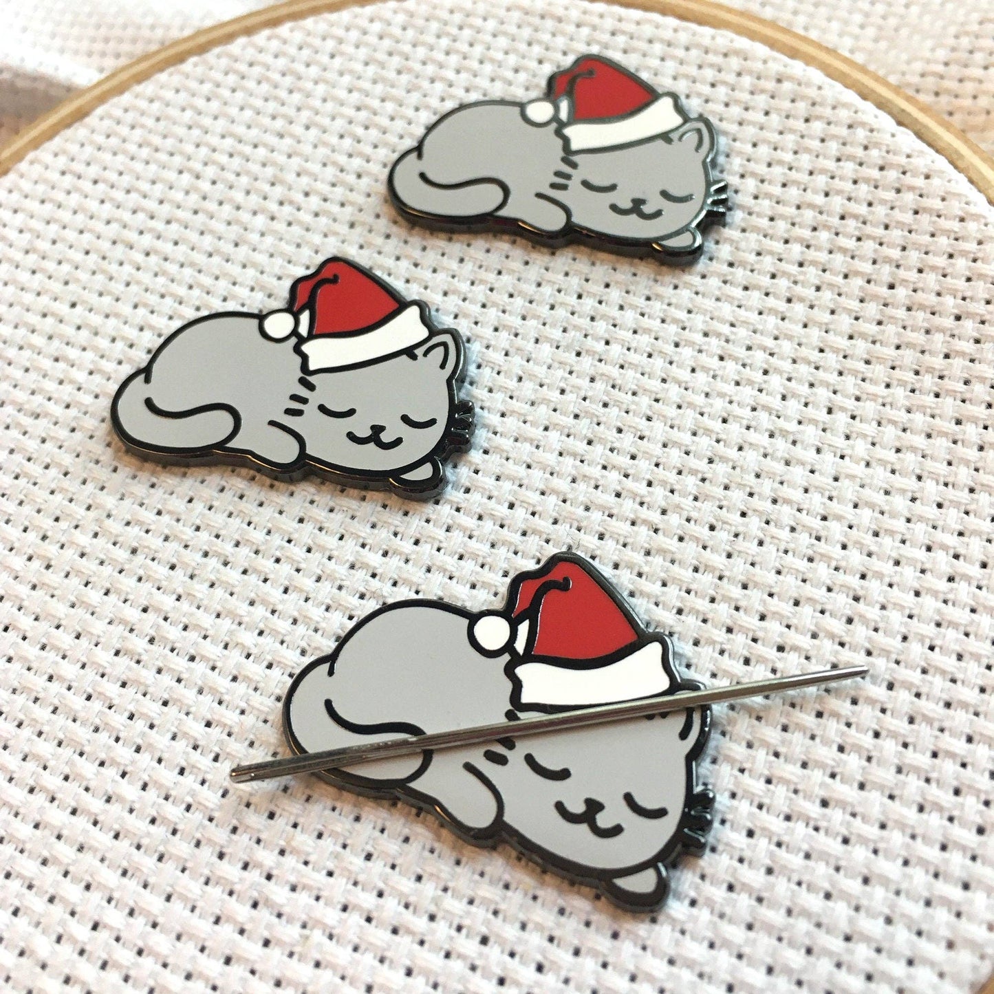 Sleepy Christmas Kitty Magnetic Enamel Needle Minder