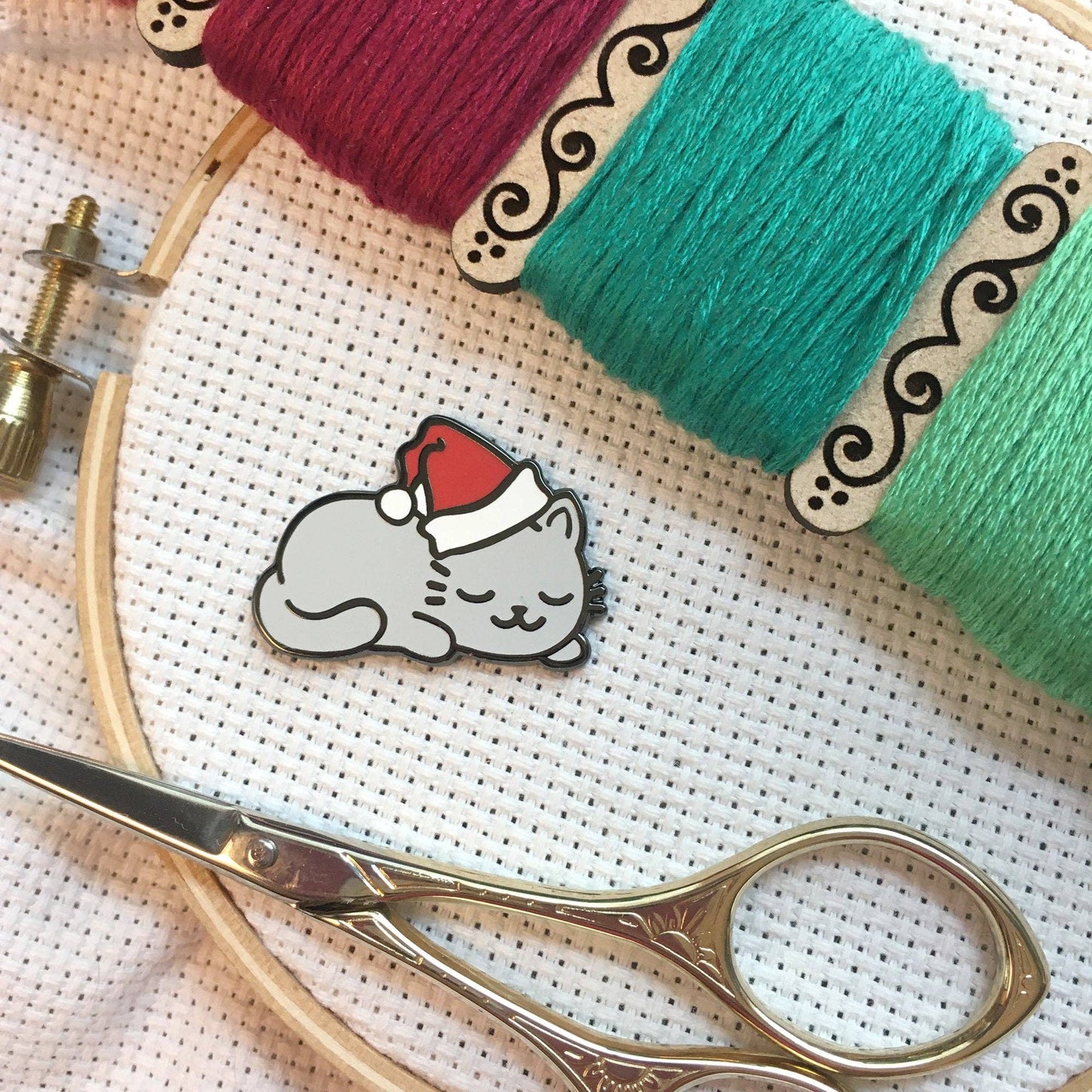 Sleepy Christmas Kitty Magnetic Enamel Needle Minder