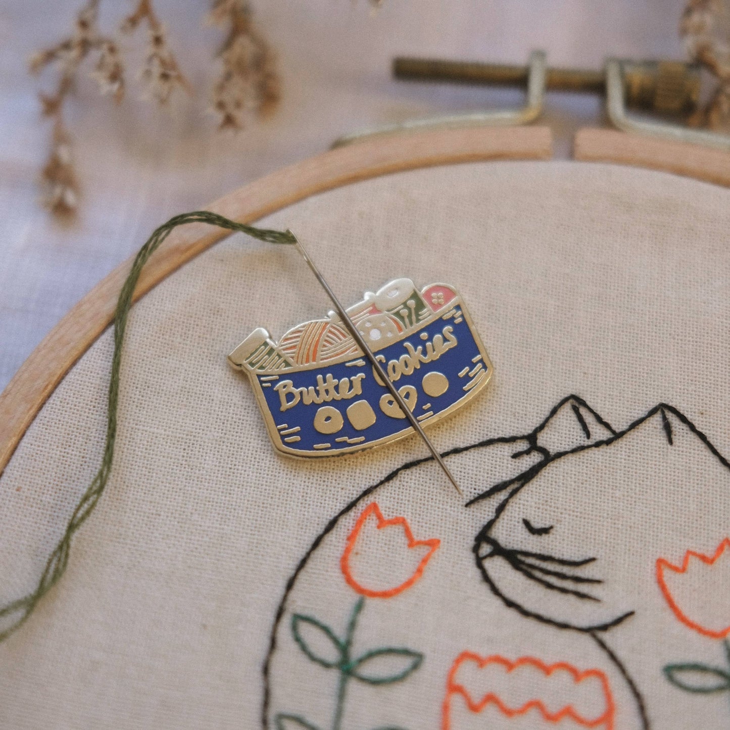 Butter Cookie Sewing Kit Needle Minder