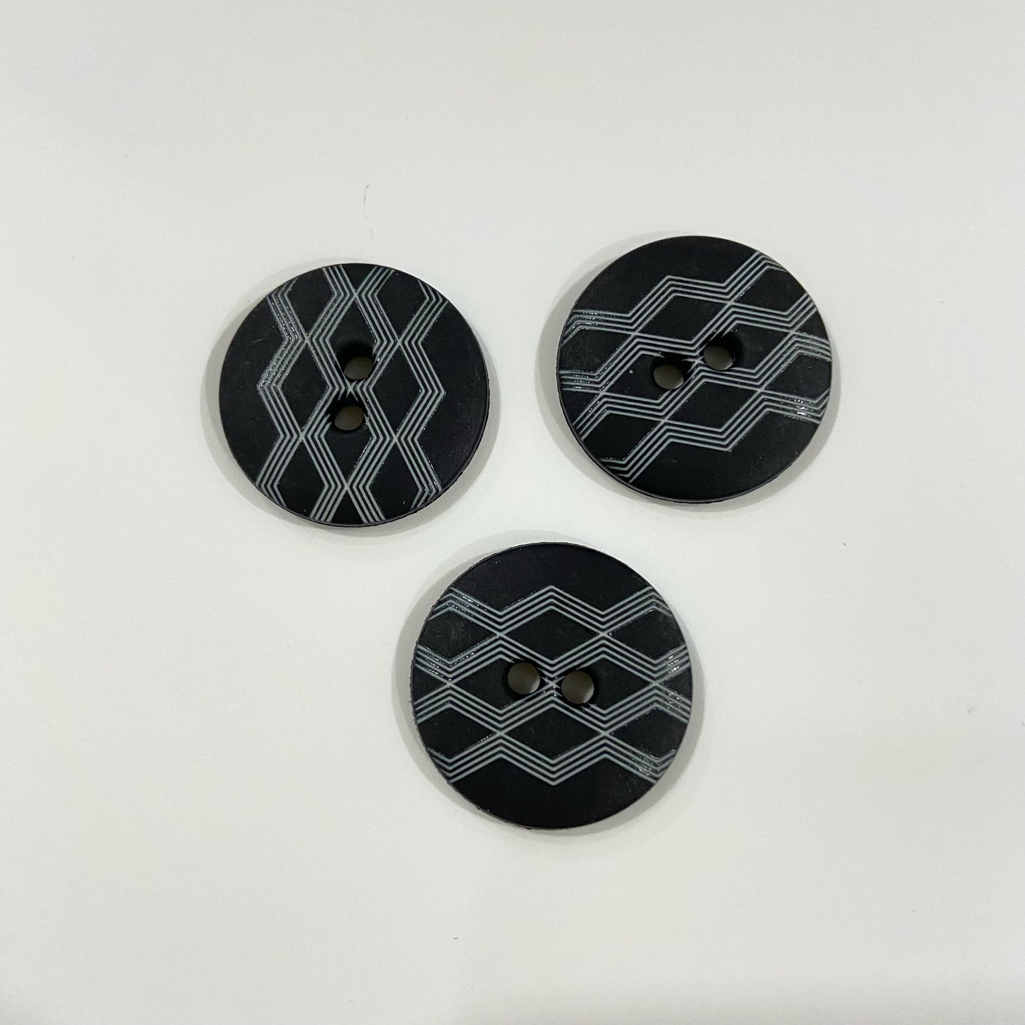 270580 - Black Zig Zag Button