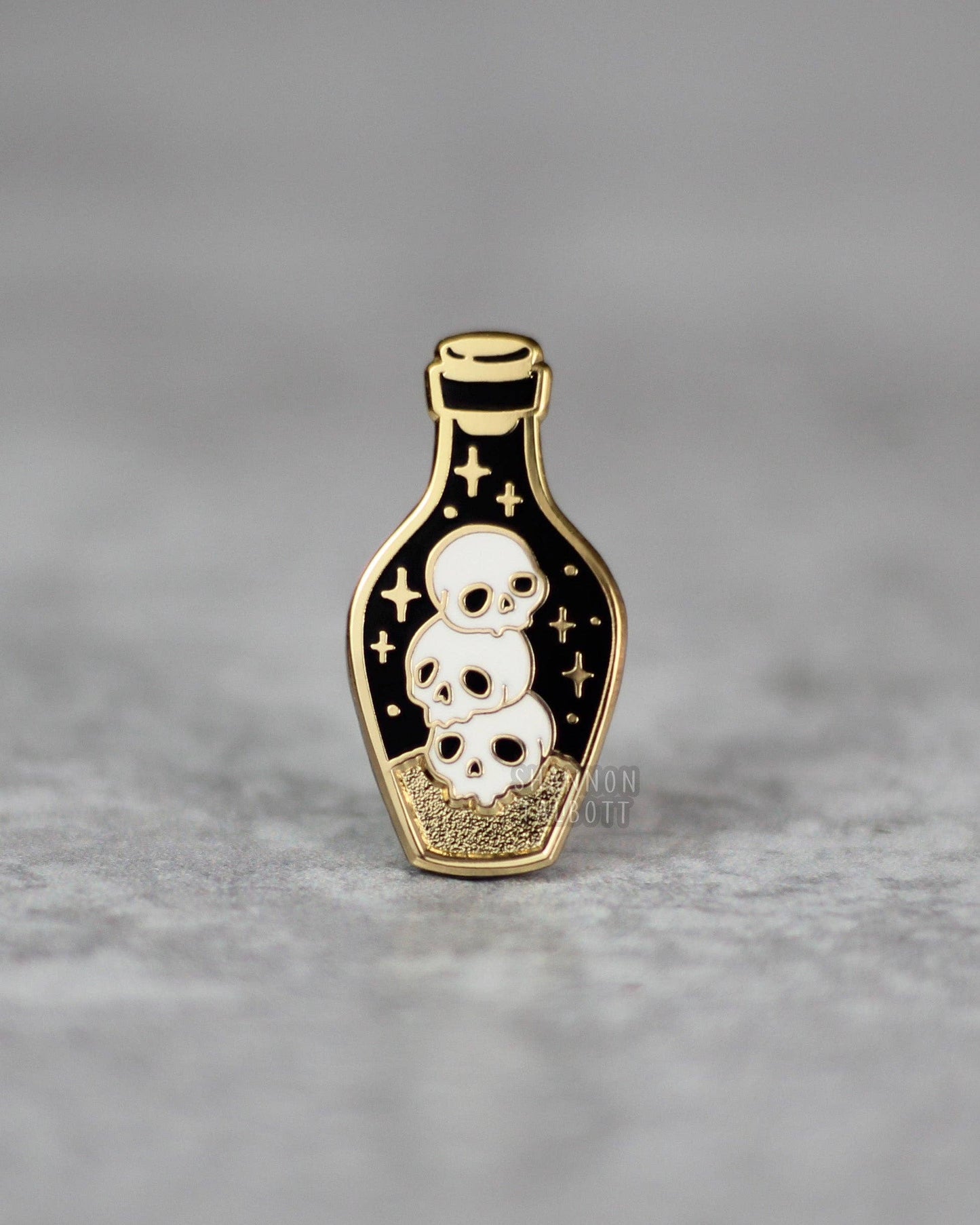 Dark Potion Skull Gothic Spooky Occult Enamel Pin - Gold
