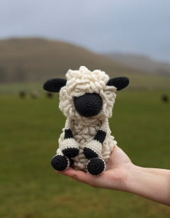 Lisa the Valais Blacknose Sheep Crochet Kit