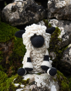 Lisa the Valais Blacknose Sheep Crochet Kit