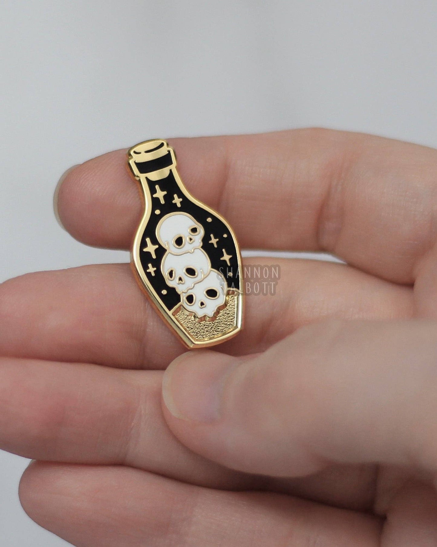 Dark Potion Skull Gothic Spooky Occult Enamel Pin - Gold